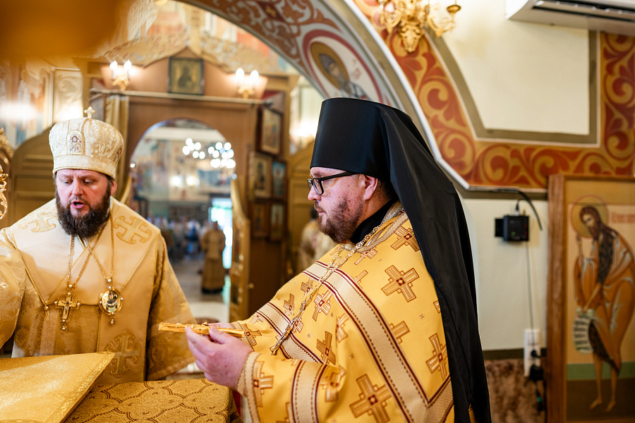 Божественная литургия в Никольском храме посёлка Володарского Ленинского г.о. в день перенесения мощей святителя Николая Чудотворца